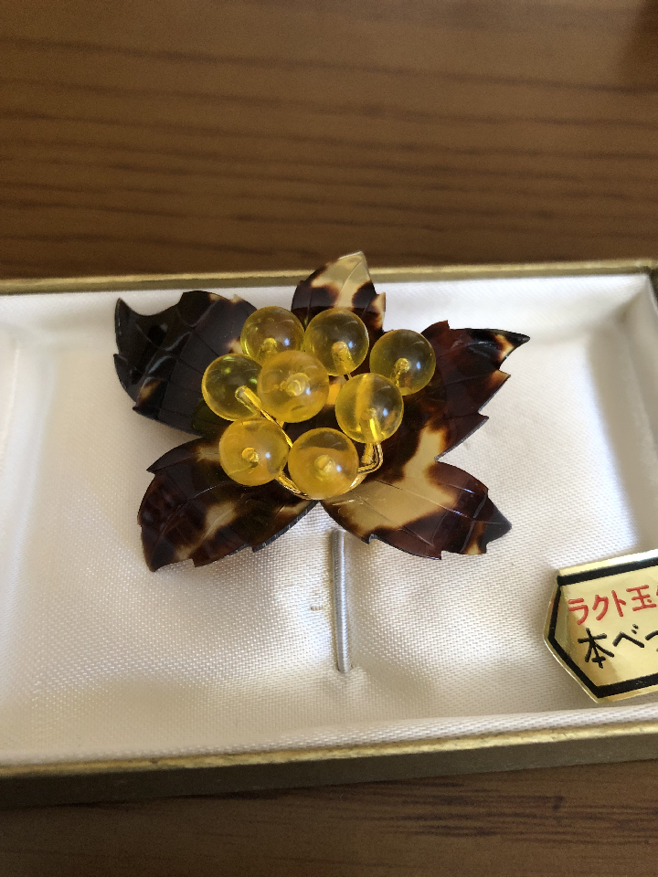 Used tortoiseshell pin badges, a traditional Japanese craft.