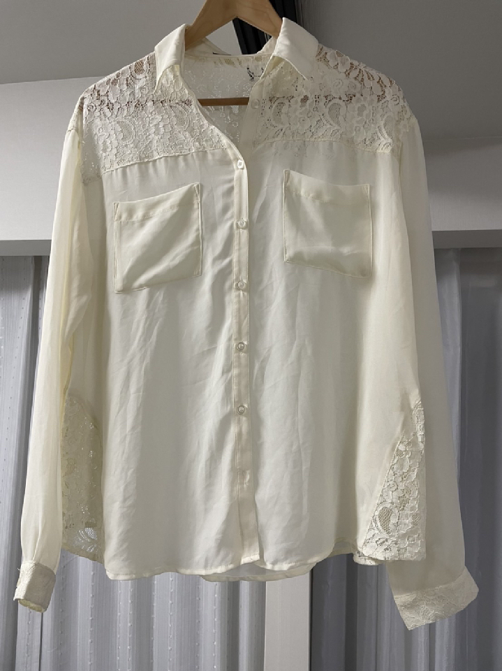 Off-white blouse size M
Gray dress size M