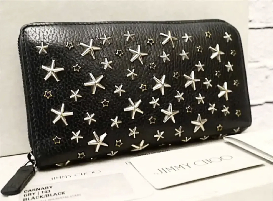 2018AW 115,000★JIMMY CHOO Jimmy Choo CARNABY Carnaby Round Zip Leather Long Wallet Black★ Star studs make a statement, a men's classic.