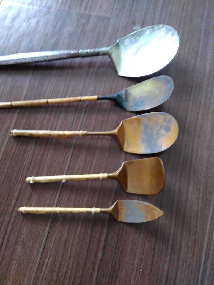 Ash spoon. Tea utensils. The top one is finished in silver, the others in brass. Set of five.