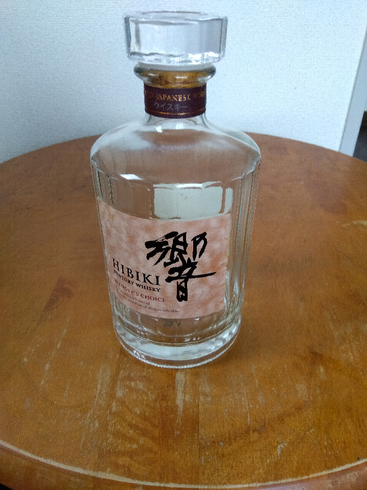 Hibiki. Empty whiskey bottles. Suntory. Comes with a paper box.