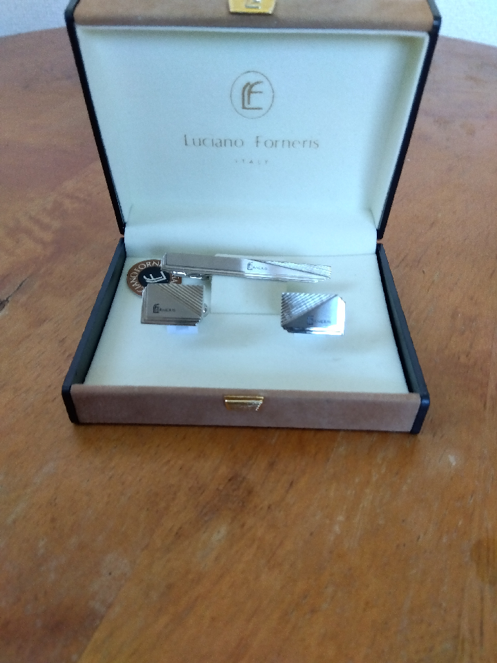 Set of tie pin and cufflinks. Luciano Forneris. Comes with box.