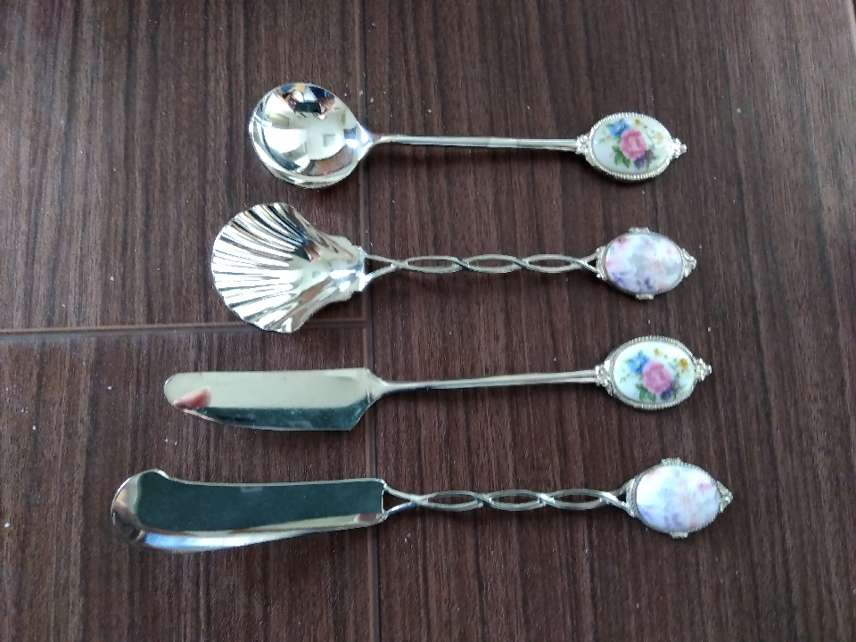 Set of 4 spoons and butter knives. Cloisonne ware.