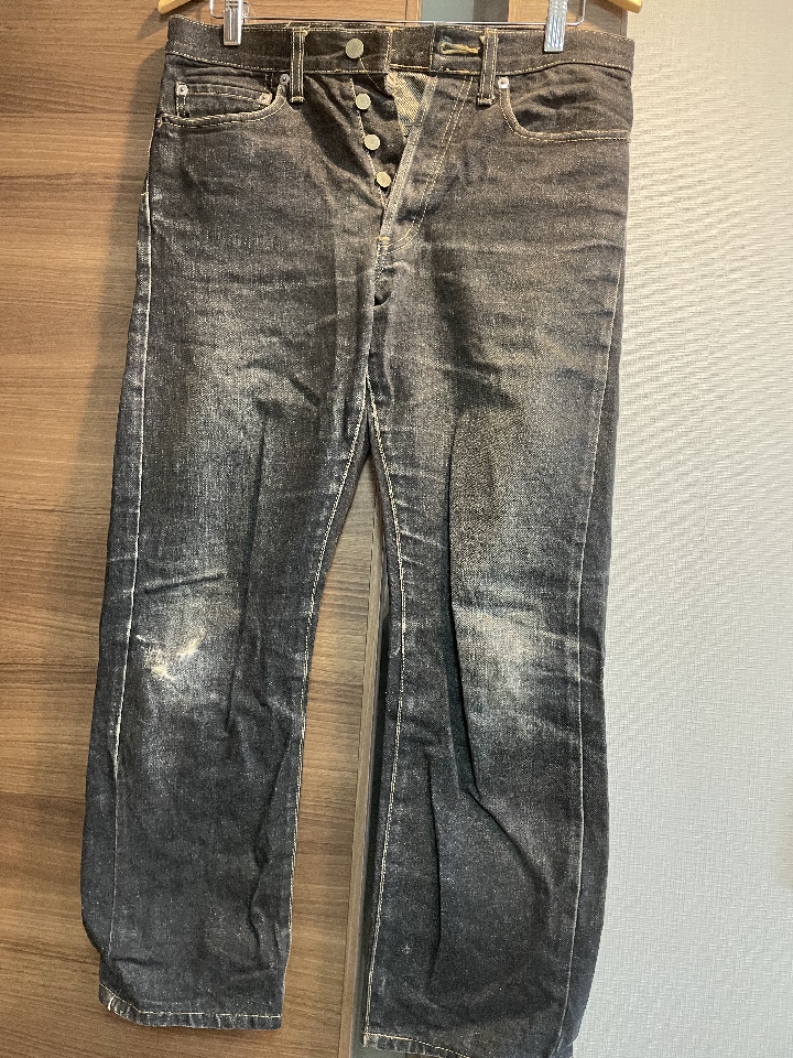 Jeans, black, about 160cm tall.