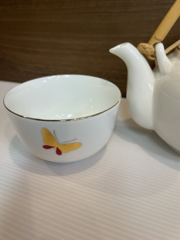 Teapot and teacup set of 5
