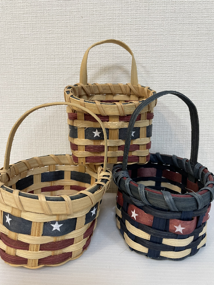Set of 3 small palm-sized baskets