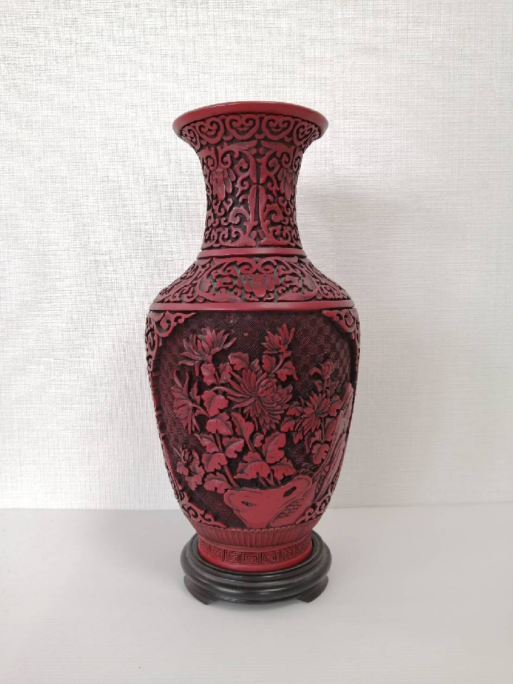 hu (ancient Chinese vessel shaped like a vase, usually used to store alcohol)