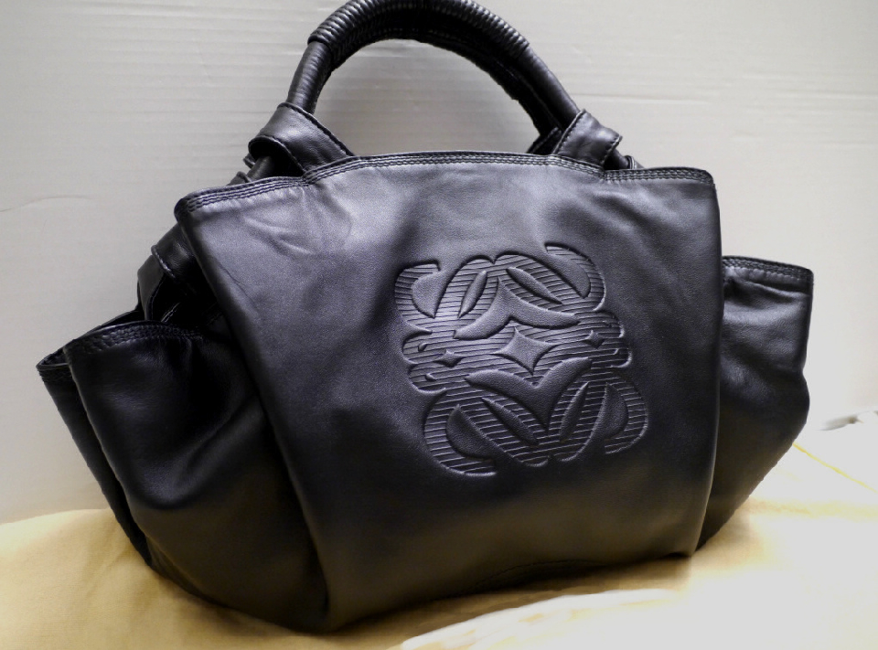 Beautiful ◆LOEWE Loewe NAPPA AIRE Nappa Aire Drawstring Leather Tote Hand Bag Black ◆ Black from the very popular Nappa Aire...
