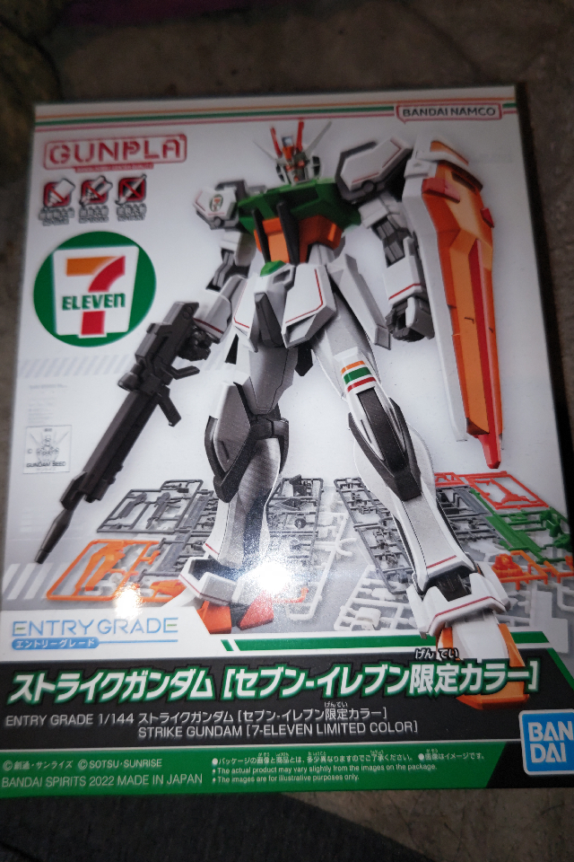 Seven-Eleven Limited Color
Strike Gundam
1/144