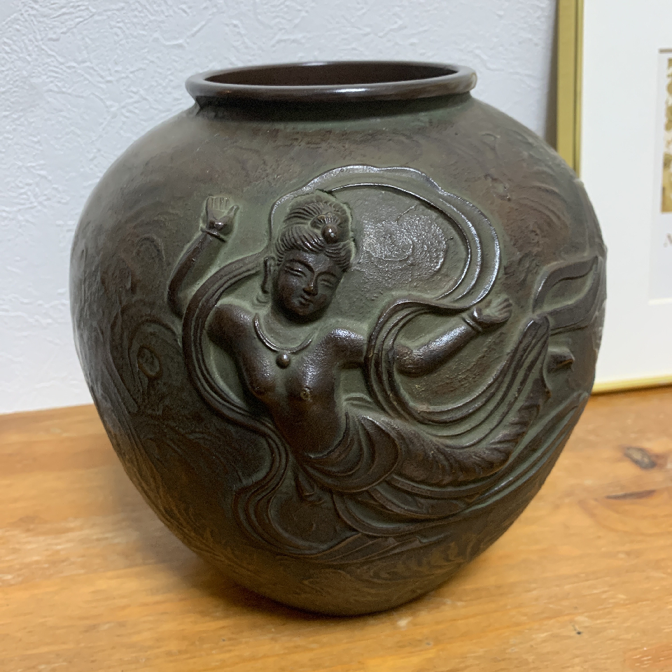 Large copper vase with design of celestial maidens in full plumage, Antique, Flower vase, fine workmanship, Karamono antique